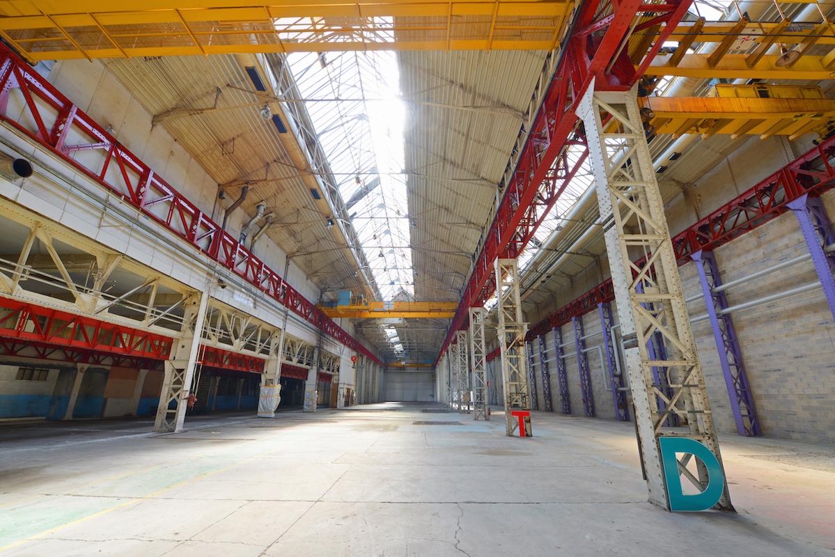 batiment industriel avec pont roulant dans le parc d'activités technhom (Bourgogne-Franche-Comté)